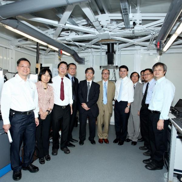 环 境 局 局 长 邱 腾 华 （ 右 五 ） 、 香 港 科 技 大 学 校 长 陈 繁 昌 教 授 （ 右 六 ） 、 科 大 副 校 长 及 教 授 、 与 及 环 保 署 高 层 摄 于 科 大 空 气 质 量 研 究 超 级 站 内 。	
