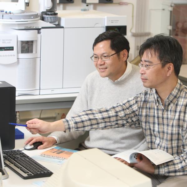 图 为 《 大 气 环 境 》 主 编 陈 泽 强 教 授 （ 左 ） 与 该 刊 中 国 办 事 处 高 级 编 审 助 理 刘 毅 廷 博 士 一 同 处 理 编 务 。	