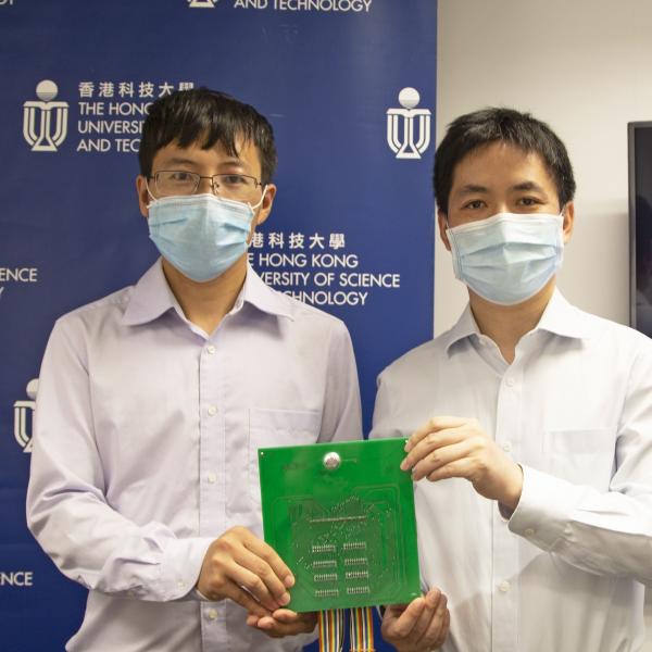 Prof. Fan (right) and Dr. Gu introduce how the EC-Eye works.