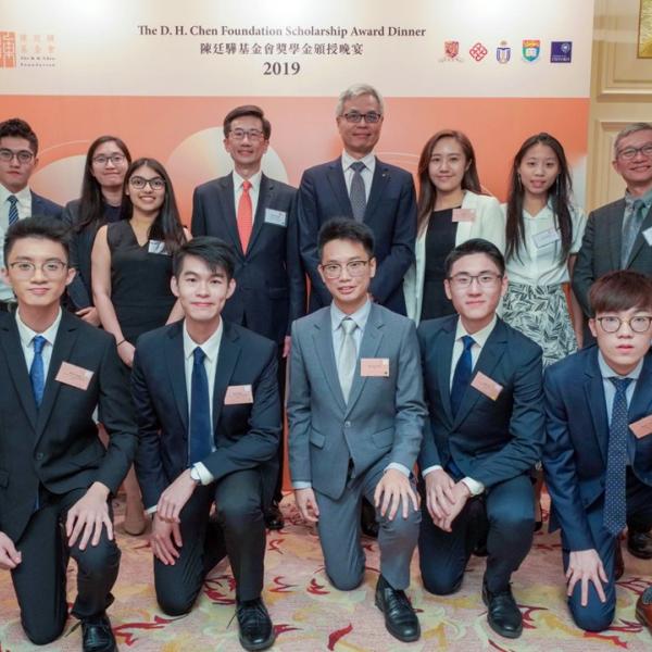 Kevin (front row, second left) and HKUST President Prof. Wei Shyy (back row, fourth right) at the award dinner of the 2019 D. H. Chen Foundation Scholarships.