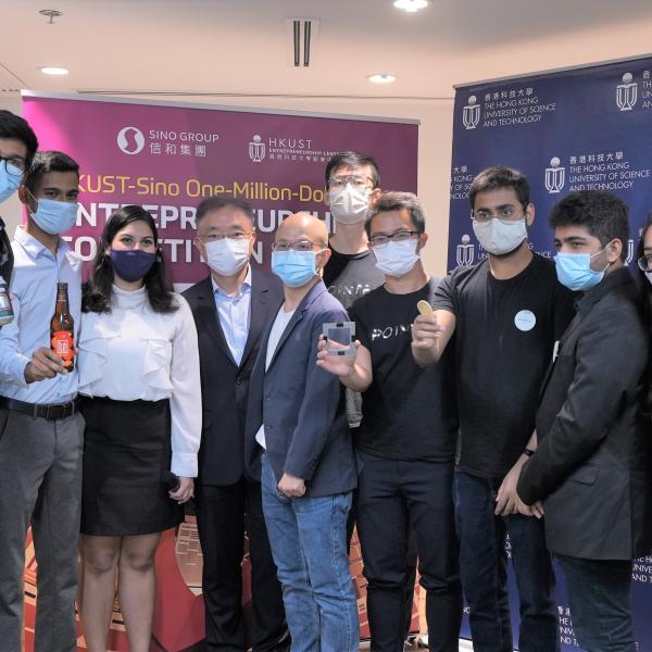 科大创业中心署理主任萧观明（左五）、信和集团创新联席董事杨孟璋（左四）与得奖者合照。 