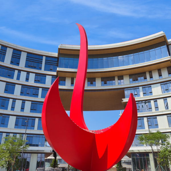 2022年6月，香港科技大学（广州）校园实景：广场中心的“红鸟日晷”雕塑是港科大及港科大（广州）的标志。