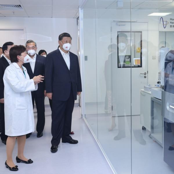 President XI Jinping (First right) and his delegation listen to Prof. Nancy IP (in lab coat)’s introduction of the Hong Kong Center for Neurodegenerative Diseases. Photo by Xinhua News