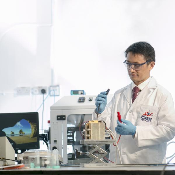科大化學及生物工程學系教授兼科大能源研究院院長邵敏華教授手持氫燃料電池原型(prototype)