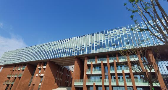 中國科學院大學重慶學院的圖書館，是其中一個應用了新型自動調光玻璃的地方。