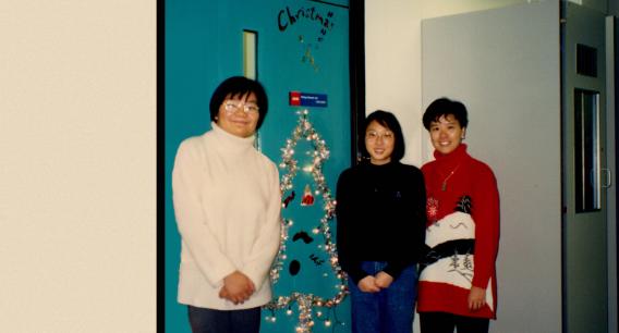 三人在科大庆祝首次共度圣诞节，摄於1993年叶玉如教授的实验室。