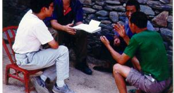 朴教授於山西省进行论文研究，在当地一条贫困村落访问村民。摄於1993年。