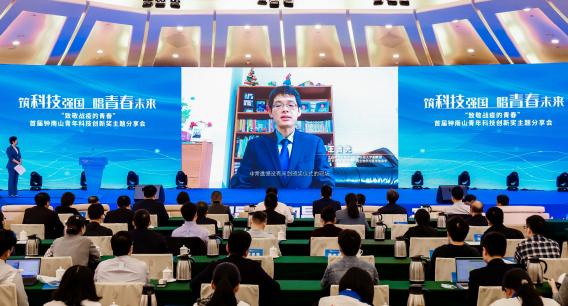 王教授獲頒2022年「鍾南山青年科技創新獎」， 肯定了他對醫學及生命科學範疇的貢獻。