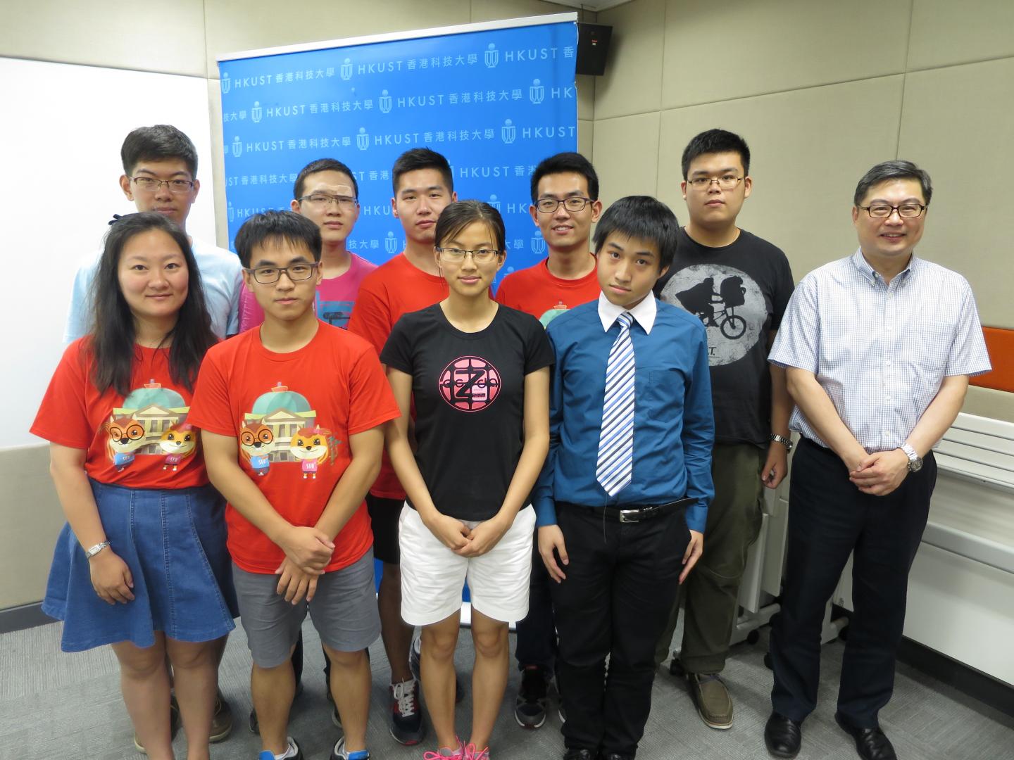  科大协理副校长谭嘉因教授(右一)恭贺东南大学丶南京理工大学及科大的获奖队伍。