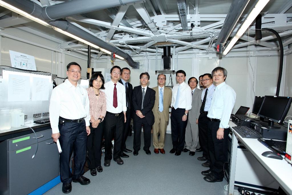 环 境 局 局 长 邱 腾 华 （ 右 五 ） 、 香 港 科 技 大 学 校 长 陈 繁 昌 教 授 （ 右 六 ） 、 科 大 副 校 长 及 教 授 、 与 及 环 保 署 高 层 摄 于 科 大 空 气 质 量 研 究 超 级 站 内 。	