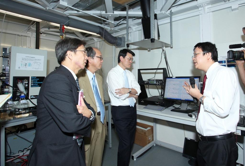 右 起 ： 科 大 刘 启 汉 教 授 向 环 境 局 局 长 邱 腾 华 、 科 大 校 长 陈 繁 昌 教 授 、 与 副 校 长 李 行 伟 教 授 介 绍 香 港 首 台 微 脉 冲 偏 振 激 光 雷 达 。	