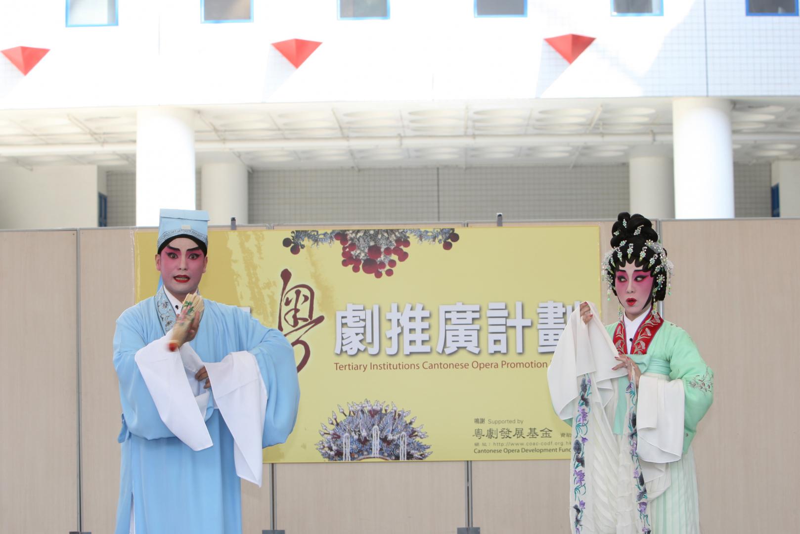  著 名 粤 剧 演 员 郑 咏 梅 小 姐 （ 右 ） 和 洪 海 先 生 演 出 「 双 仙 拜 月 亭 之 抢 伞 」 。