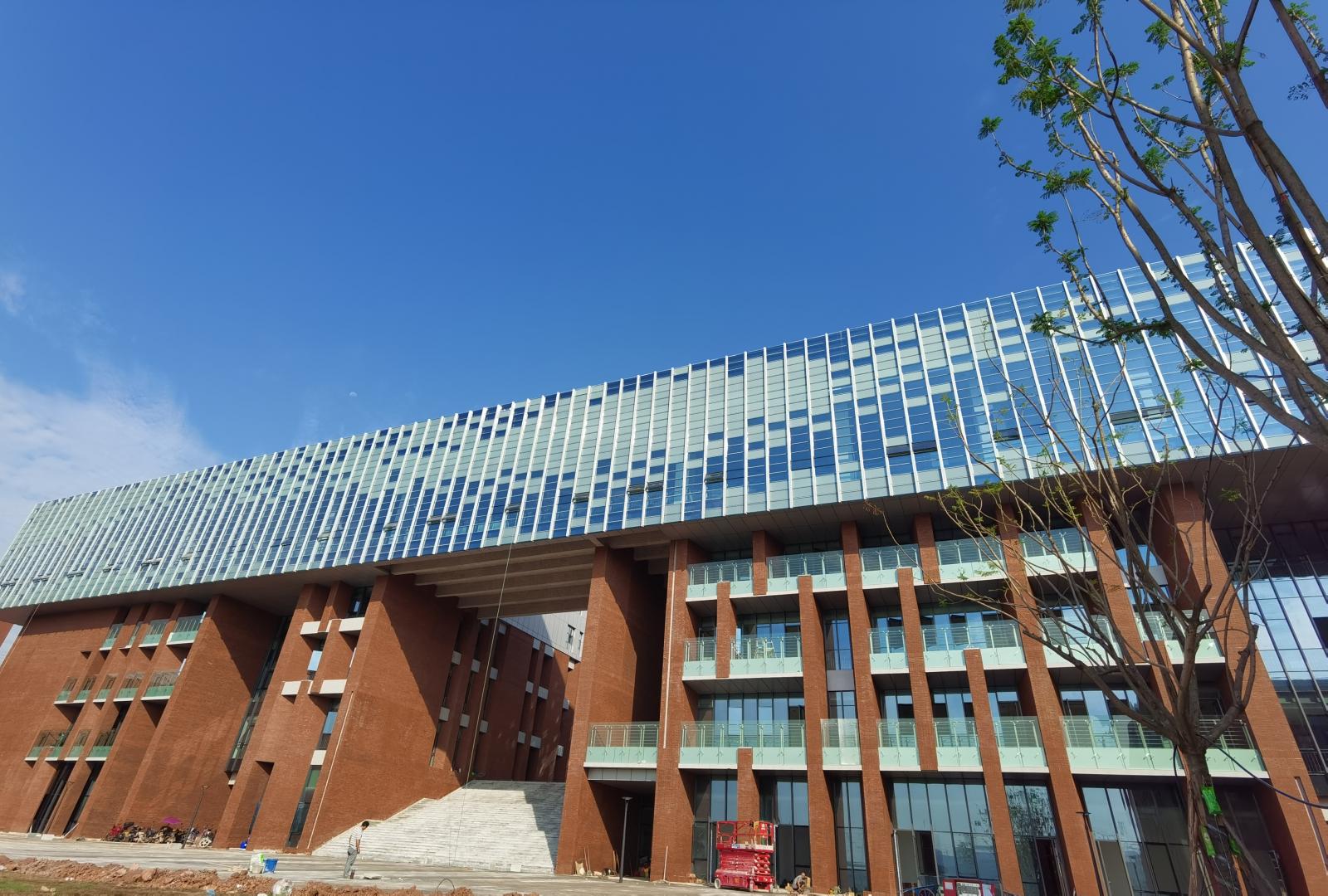 中國科學院大學重慶學院的圖書館，是其中一個應用了新型自動調光玻璃的地方。