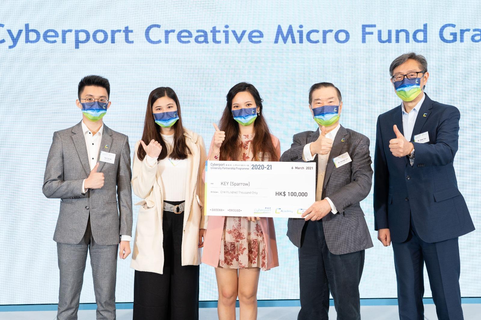 Kevin（左一）撰写的个人财政预算应用程式「Sparrow」赢得「数码港创意微型基金」的十万元资助。