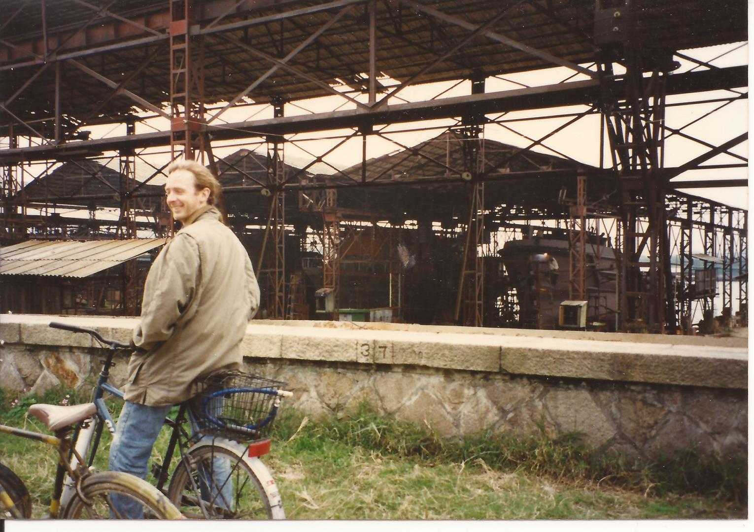 在福州生活的兩年間，博克特喜歡踏著單車到郊外欣賞壯麗的自然景色。攝於1990年代初。