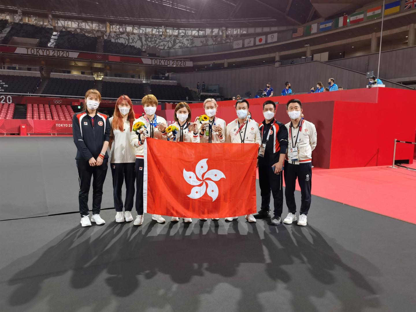 苏慧音（右四）及其队友李皓晴(左三)和杜凯琹(左四)在2020东京奥运会乒乓球女子团体赛中夺得铜牌。