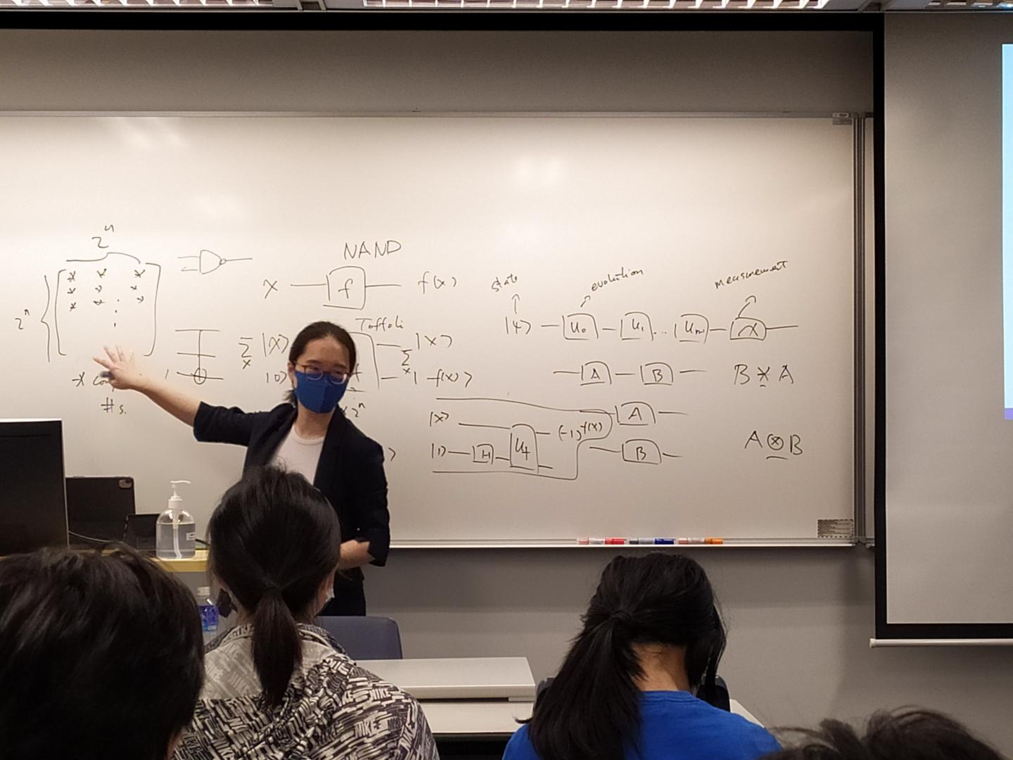 曾教授致力提升學生對量子技術的認識，為本地中學生開辦量子計算訓練班。
