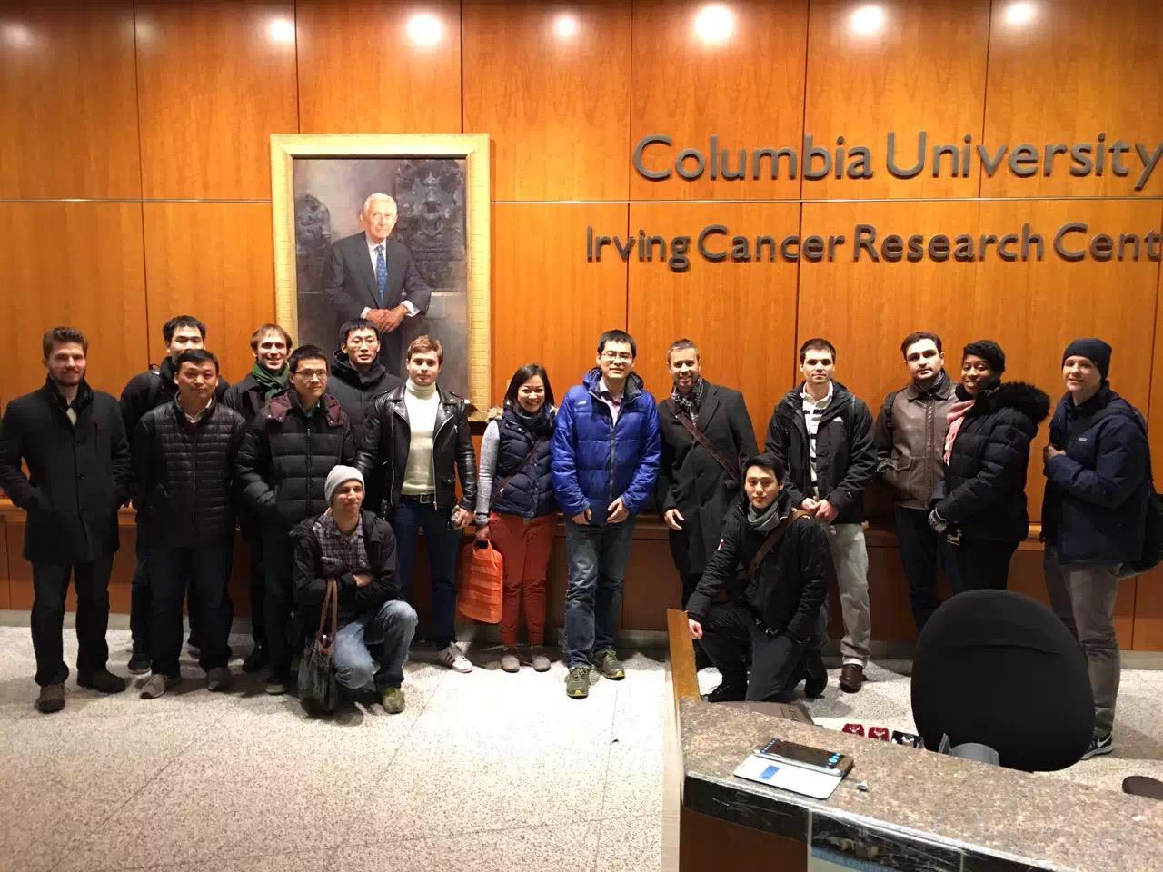 2016年，王教授（右六）於離開哥倫比亞大學的Rabadan實驗室前留影