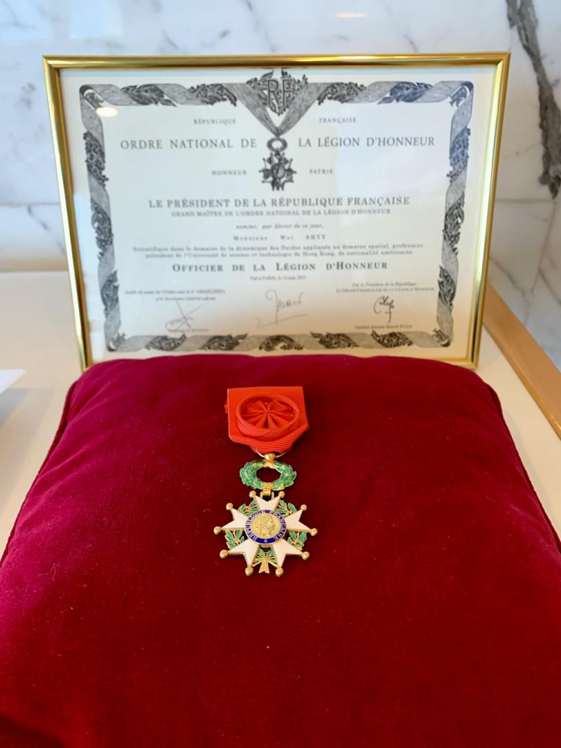 法國榮譽軍團勳章於1802年由拿破崙創立，是法國政府頒授的最高榮譽。