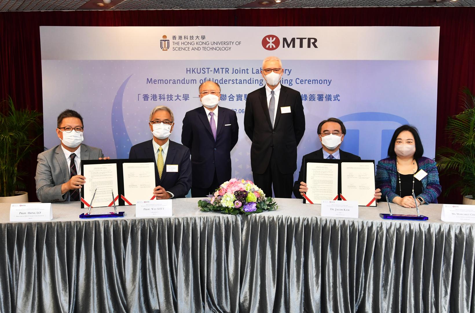 Witnessed by Dr Rex Auyeung, Chairman of MTR Corporation (3rd from right) and Mr Andrew Liao, Council Chairman of HKUST (3rd from left), Dr Jacob Kam, Chief Executive Officer of MTR Corporation (2nd from right), Ms Margaret Cheng, Acting President of MTR Academy (1st from right), Professor Wei Shyy, President of HKUST (2nd from left) and Professor Lo Hong-Kam, Director of GREAT Smart Cities Institute of HKUST (1st from left) signed the MoU on 10 June 2022.