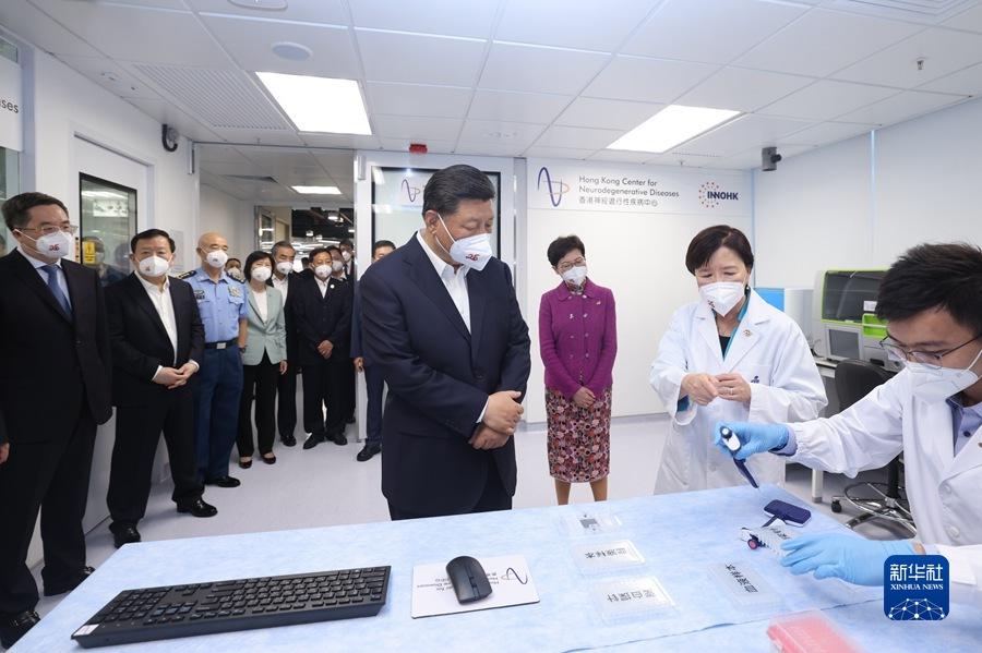 President XI Jinping (Fourth right), Former Chief Executive of the HKSAR Carrie LAM Cheng Yuet-Ngor (Third right), and other officials from the Central Government and the HKSAR Government listen to a briefing by Prof. Nancy IP (Second right) on how the simple blood test for early detection and classification of Alzheimer’s disease is conducted. Photo by Xinhua News