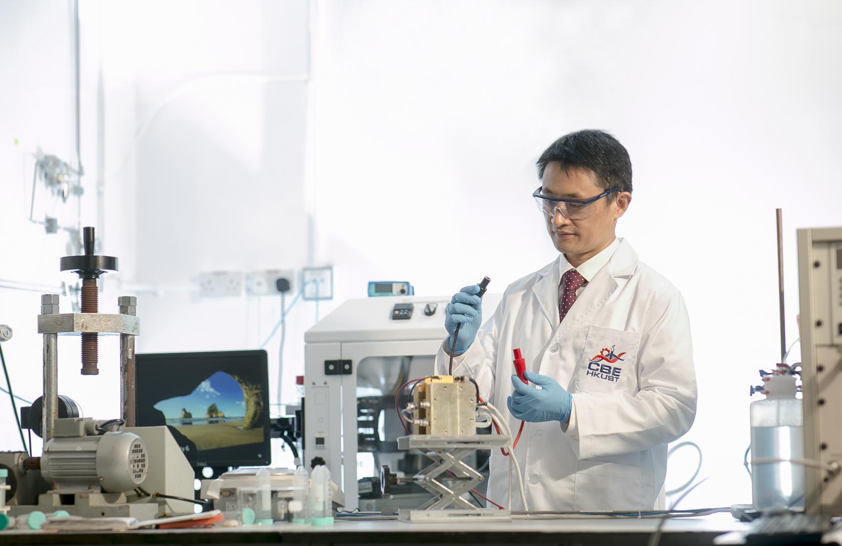 科大化學及生物工程學系教授兼科大能源研究院院長邵敏華教授手持氫燃料電池原型(prototype)