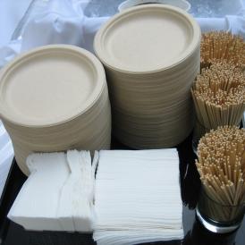 可 制 成 堆 肥 的 纸 碟 、 纸 巾 和 竹 签 。	