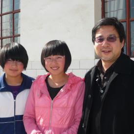 受惠於朴教授的研究，一些居於甘肅省的小學生獲發新的眼鏡。攝於2016年。