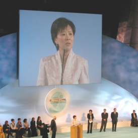 叶教授(图中屏幕显示)是首位获得欧莱雅联合国教科文组织颁发世界傑出女科学家成就奖的中国女生物科学家。  关闭