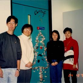 叶教授(右一)於1993年在她的实验室门前与研究团队成员合照，庆祝首个在科大度过的圣诞节，部分成员至今仍为叶教授的紧密战友。